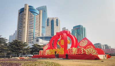 巨型灯笼喜迎春节